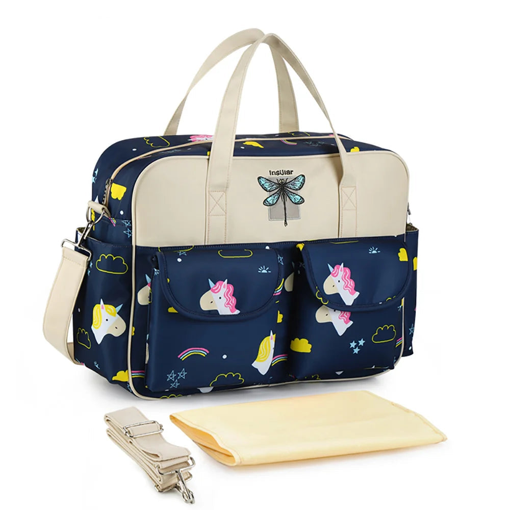 Bolsa de maternidade azul-marinho com estampa de unicórnios, detalhes beges, alça e trocador.