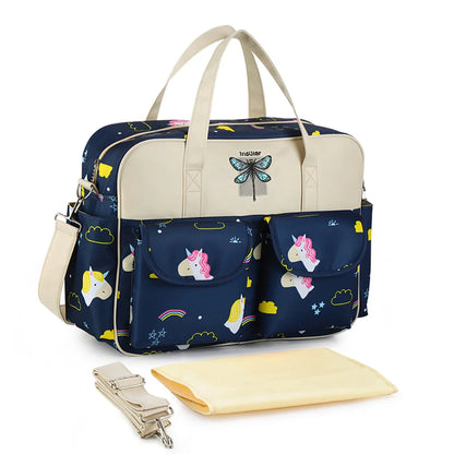 Bolsa de maternidade azul-marinho com estampa de unicórnios, detalhes beges, alça e trocador.
