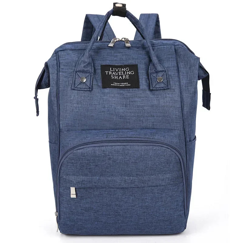 Mochila estruturada azul com alças de mão, vista de frente sobre fundo branco.