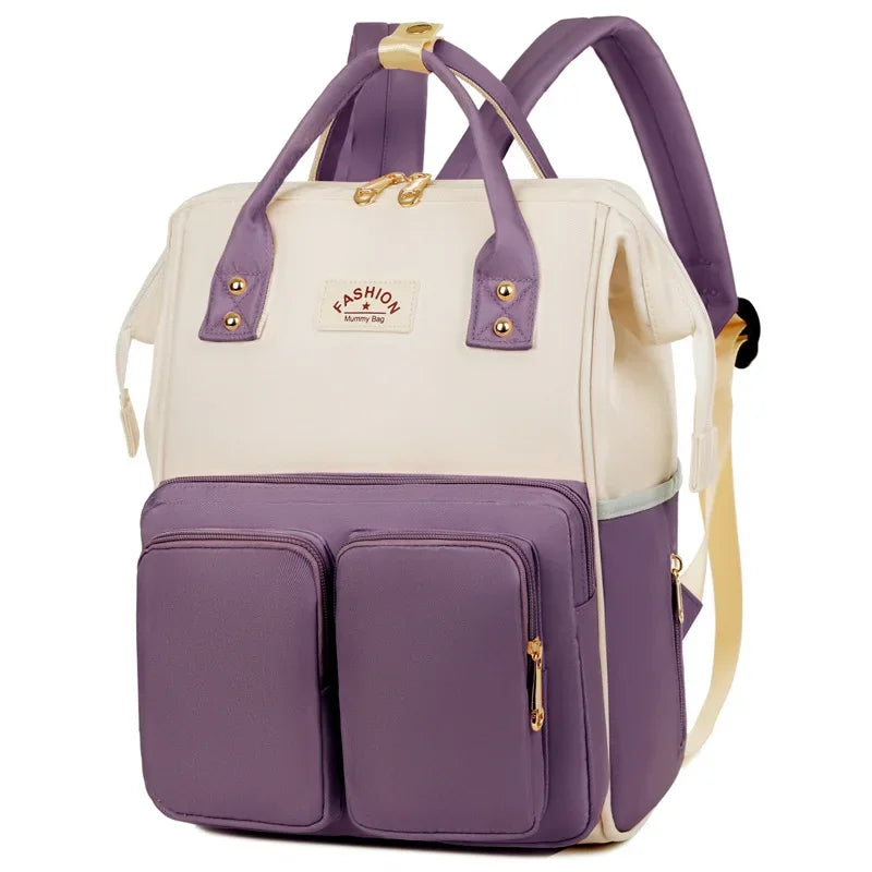 **Alt Text:** Mochila maternidade multifuncional impermeável roxa e bege, de grande capacidade, vista frontal em ângulo.