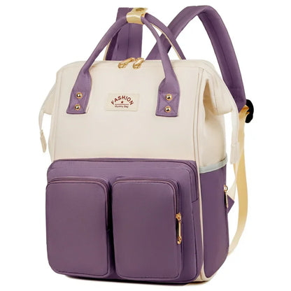 **Alt Text:** Mochila maternidade multifuncional impermeável roxa e bege, de grande capacidade, vista frontal em ângulo.