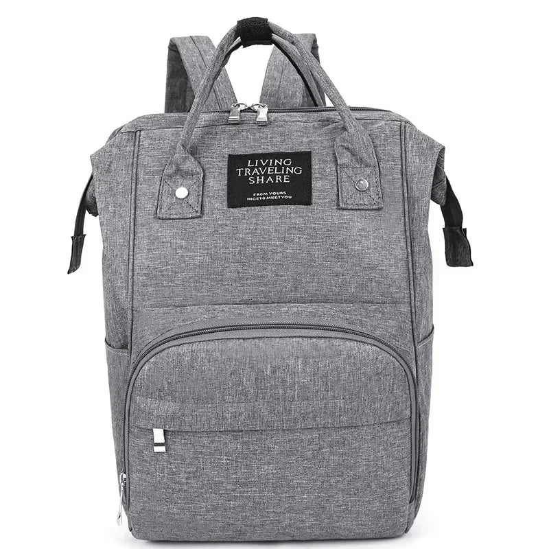 Mochila cinza retangular estruturada em vista frontal com alças e bolsos.