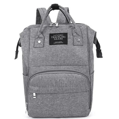 Mochila cinza retangular estruturada em vista frontal com alças e bolsos.