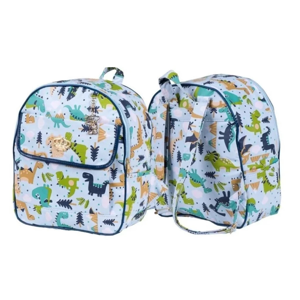 Mochilas azuis claras com estampa de dinossauros coloridos, exibidas de frente e costas.