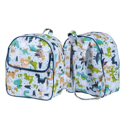 Mochilas azuis claras com estampa de dinossauros coloridos, exibidas de frente e costas.