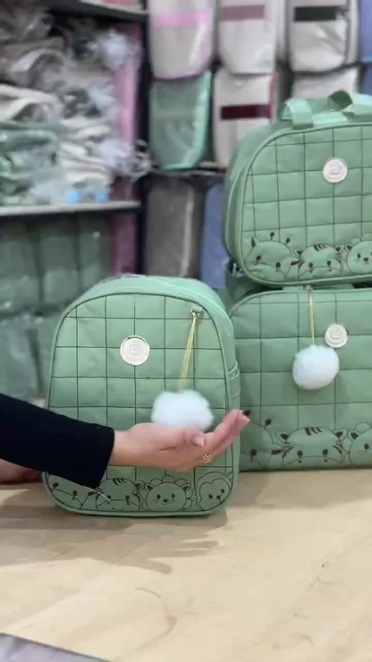 Kit de três bolsas maternidade verde menta quadriculadas com chaveiro de pompom branco.