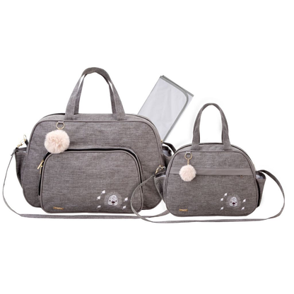 Duas bolsas de maternidade cinzas com chaveiros pompom e trocador em fundo branco.