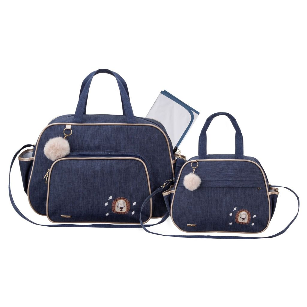 Duas bolsas maternidade azul-marinho arredondadas com bordado de leão, vistas de frente.