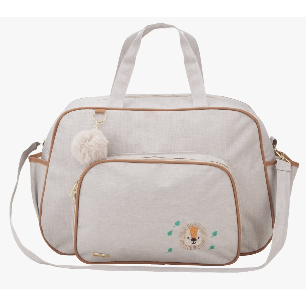 Bolsa maternidade cinza com detalhes marrons, bordado de leão e chaveiro pompom, vista frontal.