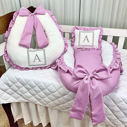 Ninho Redutor de Berço + Almofada De Amamentação - Personalizados Com a Inicial do Seu Bebê