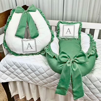 Ninho Redutor de Berço + Almofada De Amamentação - Personalizados Com a Inicial do Seu Bebê