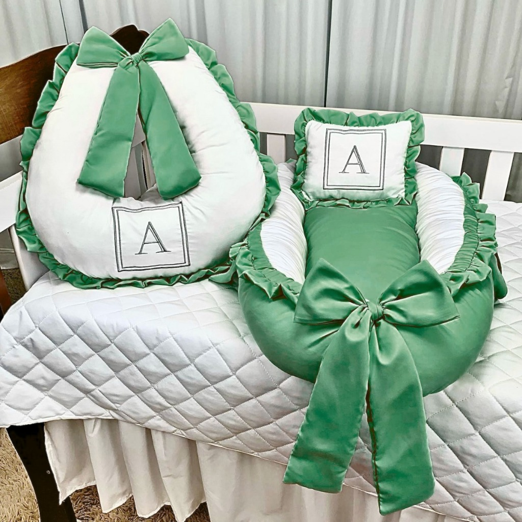 Ninho Redutor de Berço + Almofada De Amamentação - Personalizados Com a Inicial do Seu Bebê