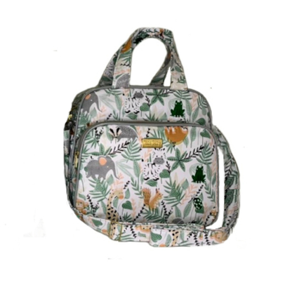 Bolsa de maternidade retangular com estampa safari verde e branca, vista frontal.
