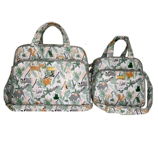 Duas bolsas de maternidade brancas com estampas de animais selvagens e folhagens verdes.