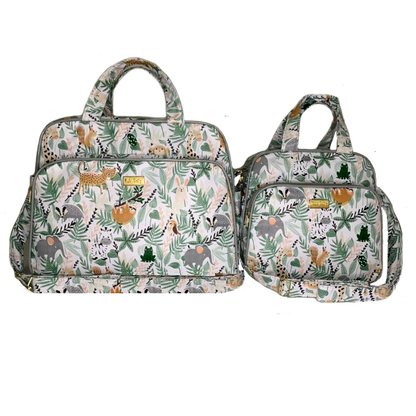 Duas bolsas de maternidade brancas com estampas de animais selvagens e folhagens verdes.
