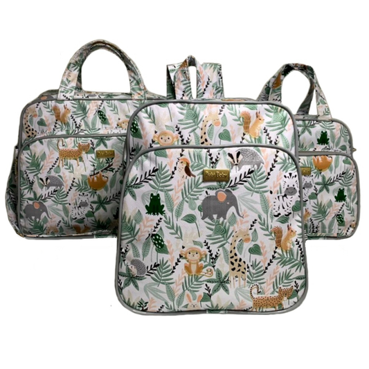 Vista frontal de três bolsas de maternidade brancas estampadas com animais de safári.