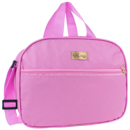 Bolsa maternidade rosa com formato arredondado, vista frontal, alças de mão e alça transversal.