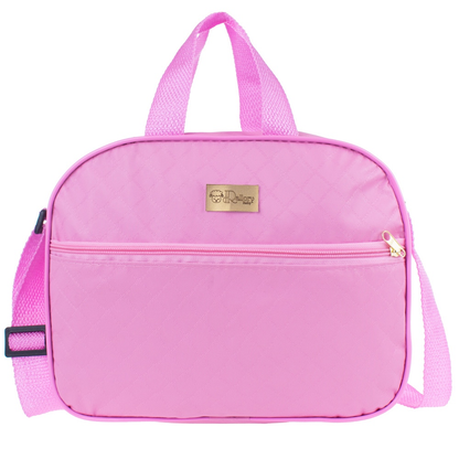 Bolsa maternidade rosa compacta, vista frontal, com padrão texturizado, zíper e alça longa regulável.