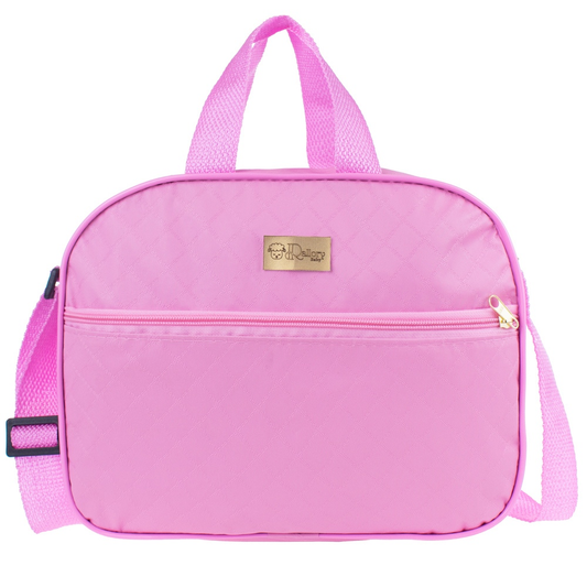 Bolsa maternidade rosa compacta, vista frontal, com padrão texturizado, zíper e alça longa regulável.