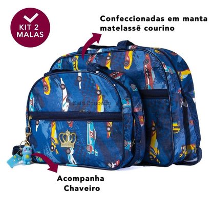 Duas bolsas de maternidade azuis com estampa de carrinhos em ângulo de três quartos.