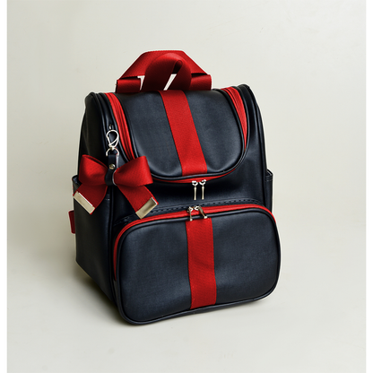 Mochila preta estruturada com detalhes em vermelho e laço lateral, vista frontal levemente angulada.