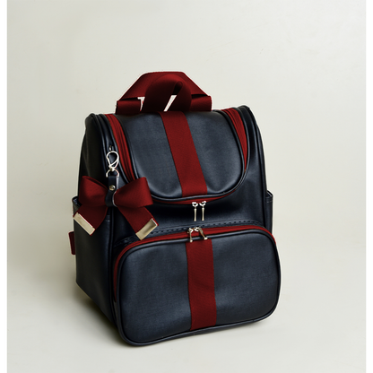 Mochila de maternidade preta com faixas e laço vermelhos, vista de frente.