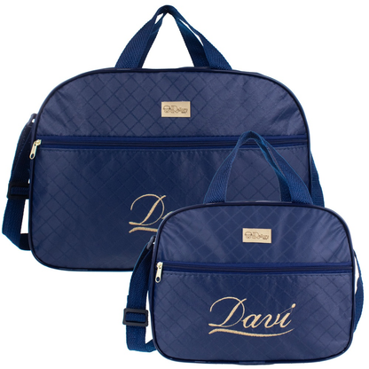 Kit com duas bolsas de maternidade azul-marinho, textura matelassê e bordado dourado Davi.