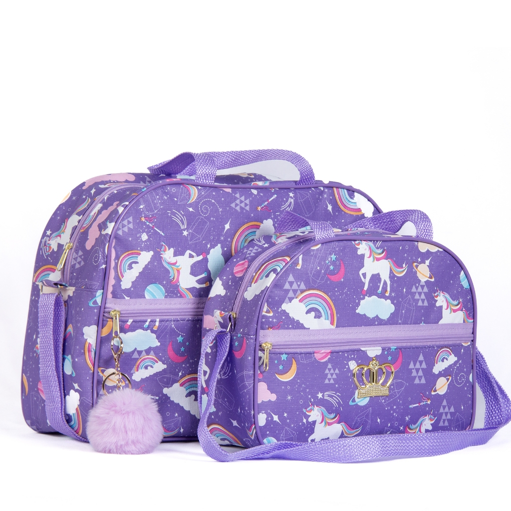 Duas bolsas de maternidade roxas estampadas com unicórnios e nuvens sobre fundo branco.