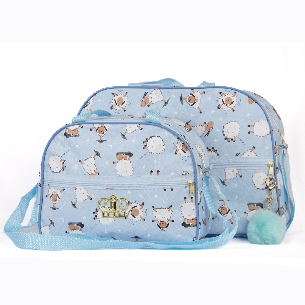 Duas bolsas azuis com estampa de ovelhas, coroa dourada e chaveiro pompom.