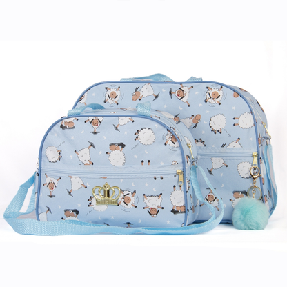 Duas bolsas azuis com estampa de ovelhas, coroa dourada e chaveiro pompom.