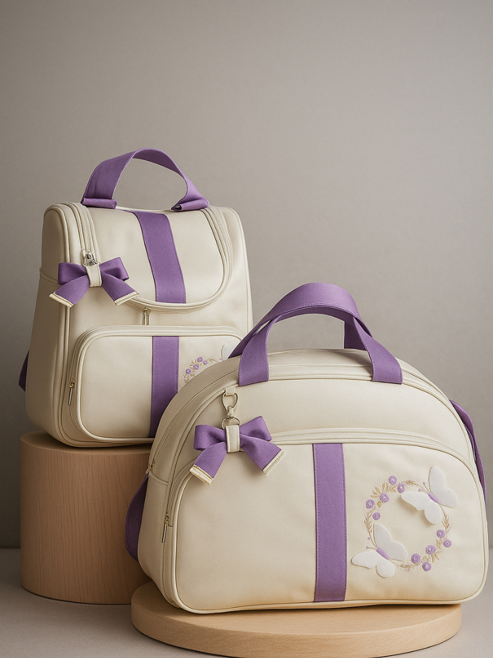 Mochila e mala creme com alças roxas e detalhes de borboleta, vista frontal.