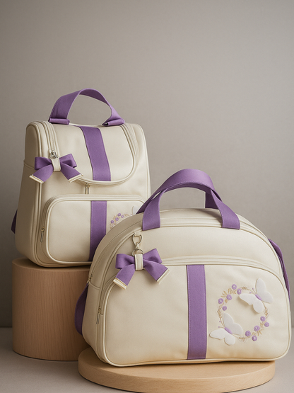 Mochila e mala creme com alças roxas e detalhes de borboleta, vista frontal.