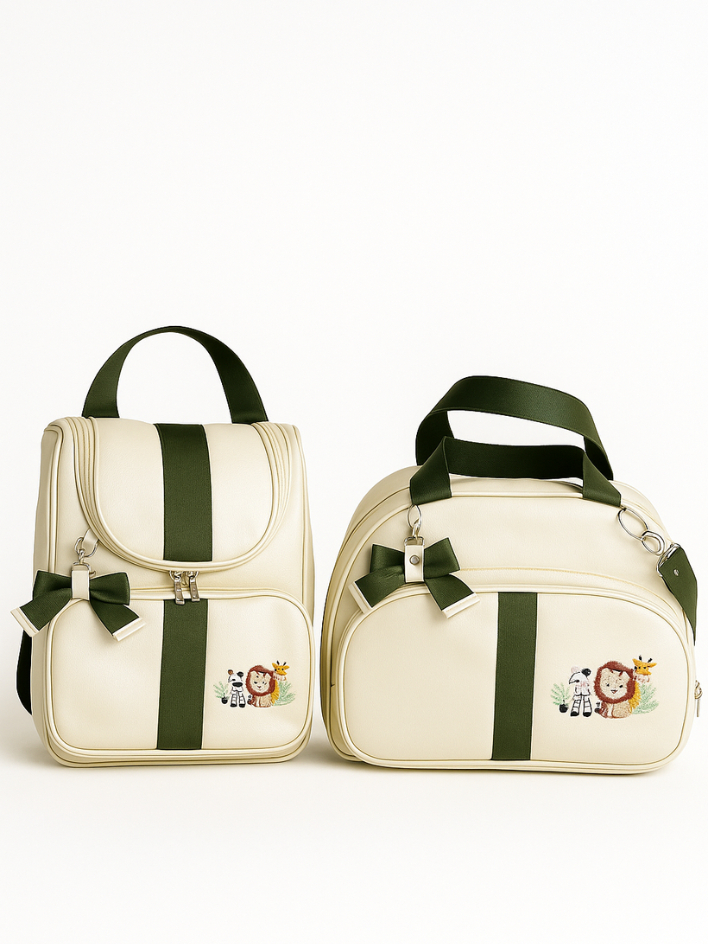 Mochila e bolsa de maternidade bege com detalhes verdes e bordados de animais.