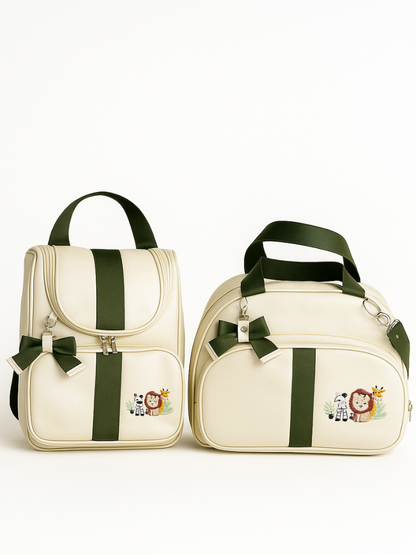 Mochila e bolsa de maternidade bege com detalhes verdes e bordados de animais.