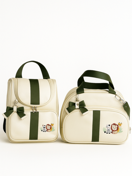 Mochila e bolsa de maternidade bege com detalhes verdes e bordados de animais.
