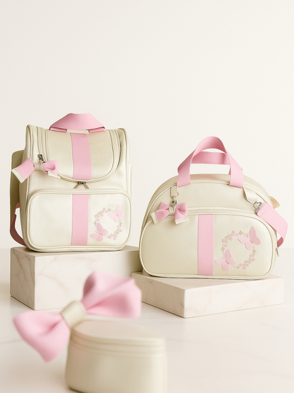 Mochila e bolsa de maternidade bege com detalhes rosa e bordado de borboletas.