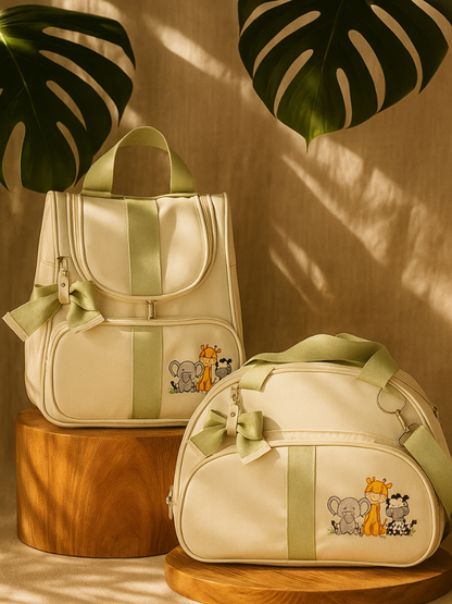 Mochila e mala de maternidade off-white com alças verde-claro e bordado de animais.