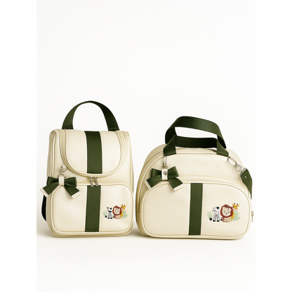 Mochila e bolsa de maternidade beges com detalhes verde-escuro e bordado safari, vista frontal.