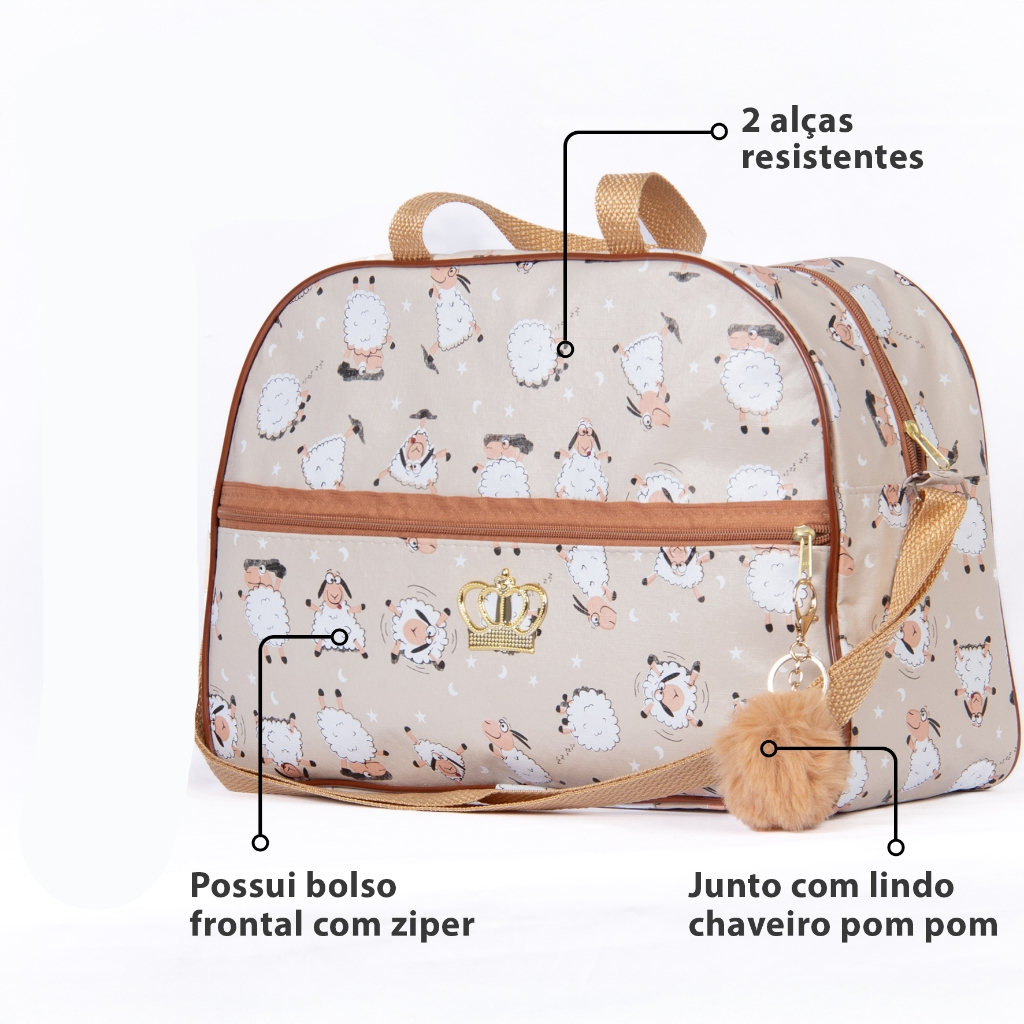 Bolsa de maternidade bege estampada com ovelhinhas e chaveiro pompom em fundo branco.