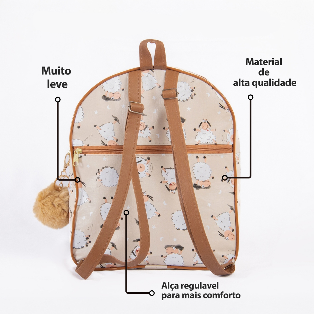 Mochila bege com estampa de ovelhas, alças marrons ajustáveis e chaveiro de pompom.