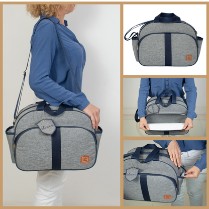 Bolsa de maternidade cinza mescla com detalhes azul-marinho e chaveiro personalizado.