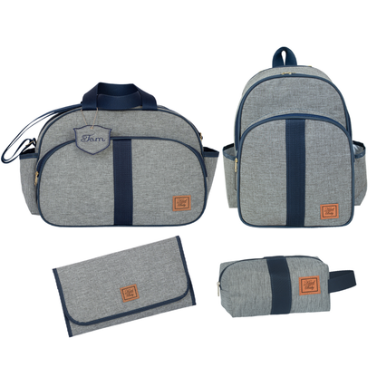 Kit maternidade cinza e azul com mochila, bolsa, trocador e necessaire sobre fundo branco.