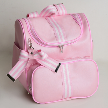 Mochila maternidade rosa estruturada com laço listrado decorativo, fotografada em ângulo de três quartos.