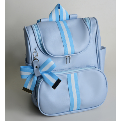 Mochila de maternidade azul-claro com listras e laço decorativo, sobre fundo neutro.