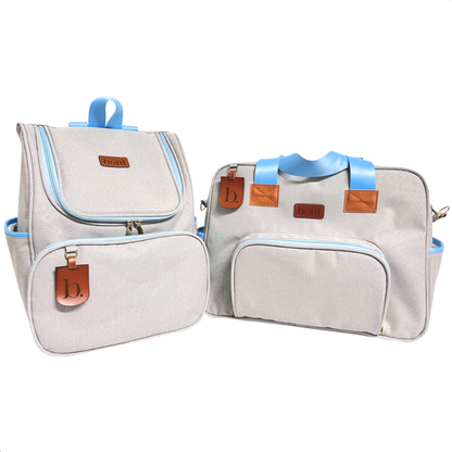 Mochila e bolsa de maternidade cinza com detalhes azul-claro e acabamentos em couro.