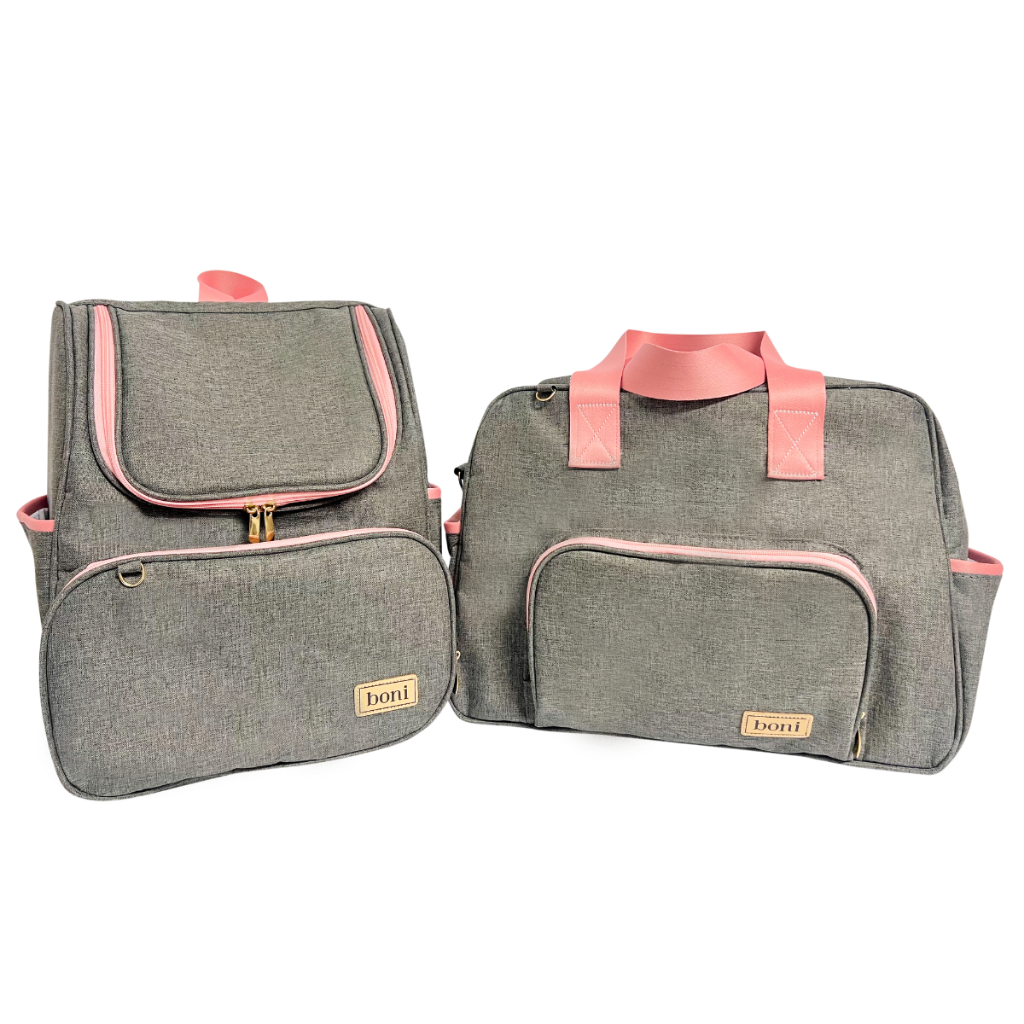 Mochila e bolsa cinza com detalhes e alças rosa em fundo branco, vista frontal.