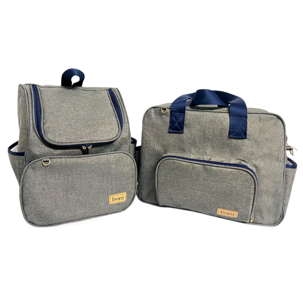 Mochila e bolsa de maternidade cinzas com detalhes azul-marinho em vista frontal.