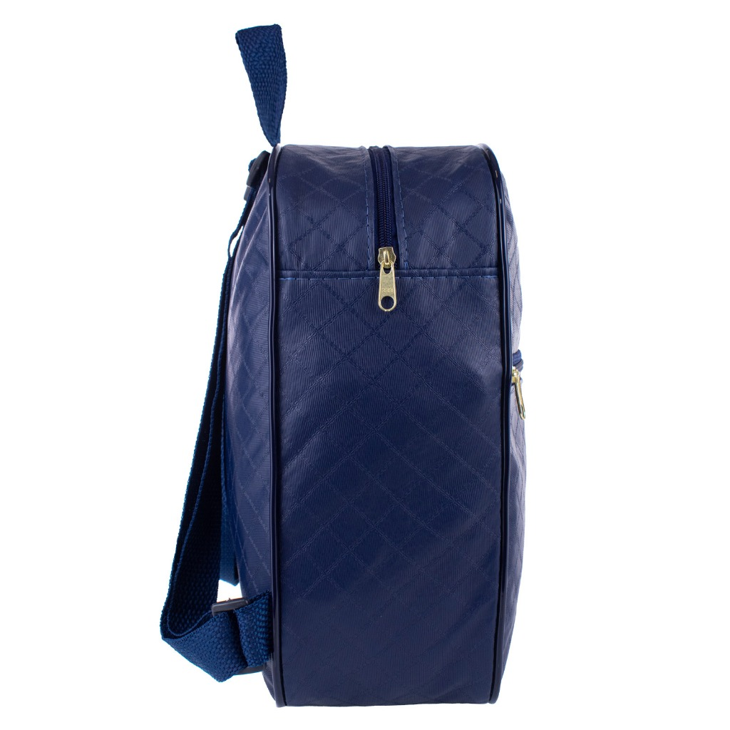Visão lateral de mochila azul-marinho com textura matelassê e zíper dourado.