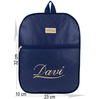Mochila azul-marinho com o nome Davi bordado em dourado e setas indicando dimensões.