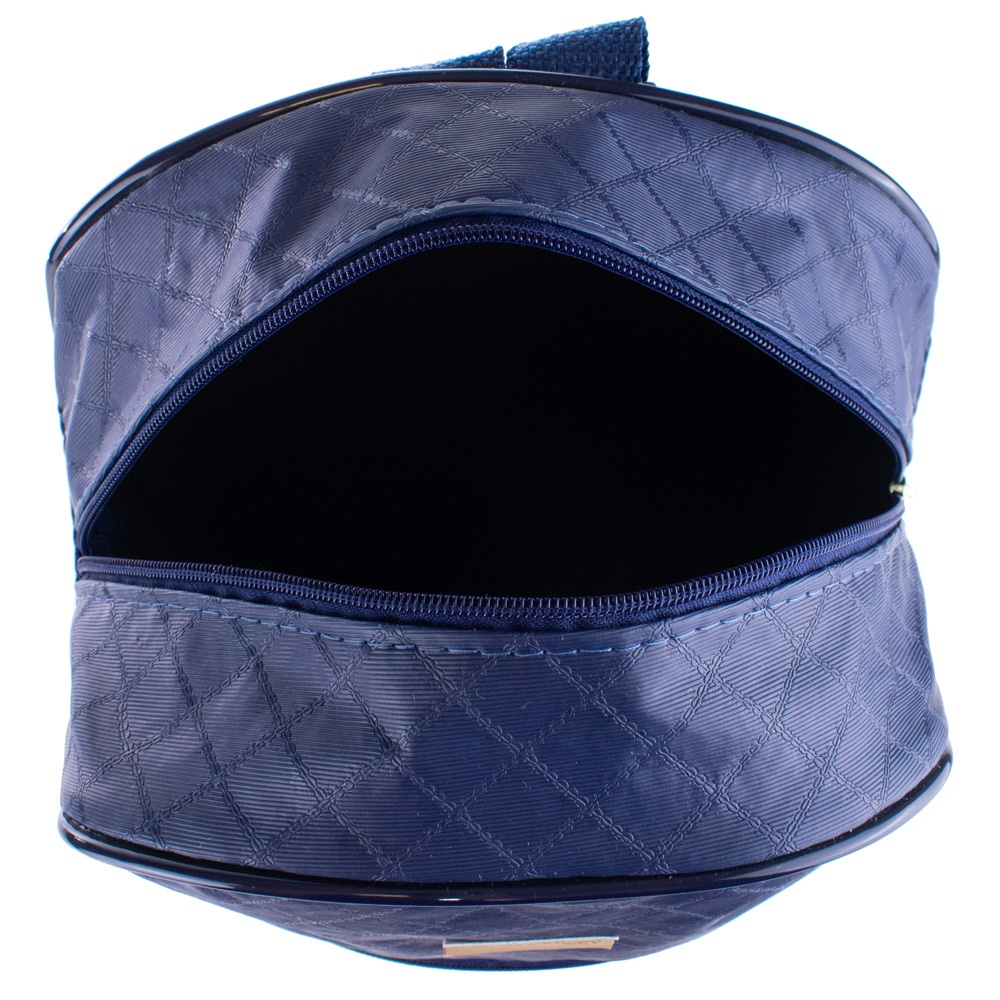Mochila matelassê azul-marinho aberta, vista frontal mostrando o interior vazio e escuro.